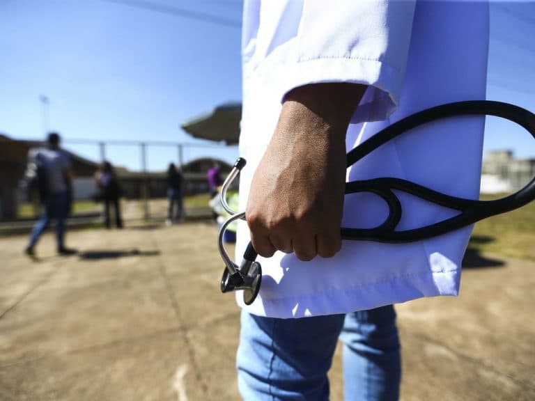 Comissão mista pode votar nesta quinta parecer sobre obrigatoriedade de exame para exercício da medicina